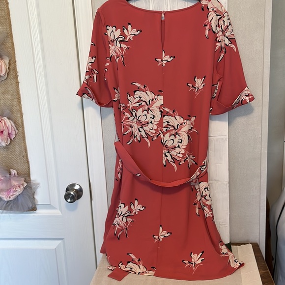 Coral dress with big white flowers, knee length dress, short sleeve dress - Picture 12 of 13